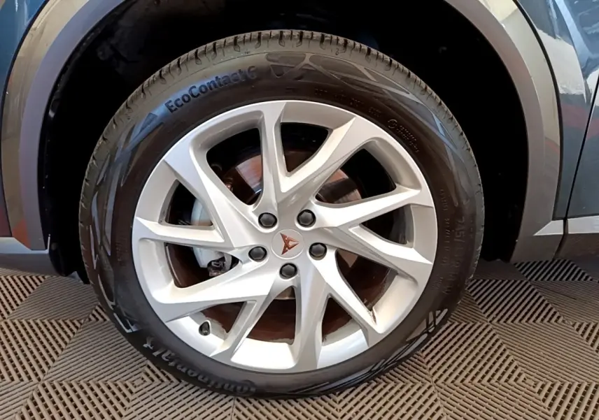Gros plan sur la roue avant droite d'une CUPRA Formentor gris foncé, jante alliage à cinq branches doubles.