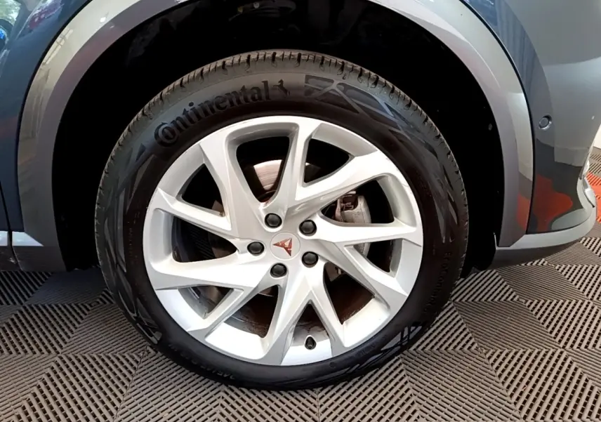 Gros plan sur la roue avant droite gris foncé du CUPRA Formentor avec jante alu à 5 doubles branches.