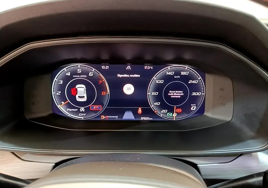 Tableau de bord numérique de la CUPRA Formentor 1.5 TSI 2022 affichant vitesse, régime et alertes, vue de face.