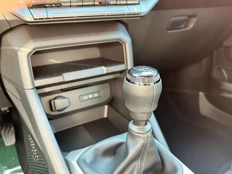 Le levier de vitesses manuel noir du Dacia Bigster 2025, vu de près dans l'habitacle côté passager.