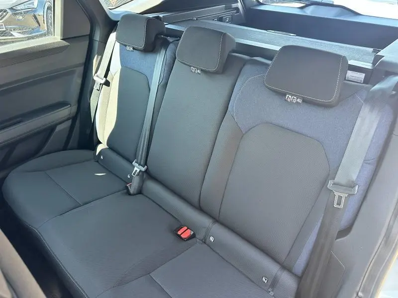 Vue intérieure de la banquette arrière noire du Dacia Bigster 2025 avec appuie-têtes et ceintures de sécurité visibles.