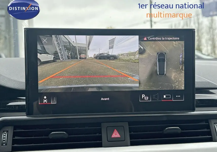 Écran central affichant la caméra de recul et vue 360° de l'Audi A4 Avant gris Daytona, intérieur moderne et épuré.