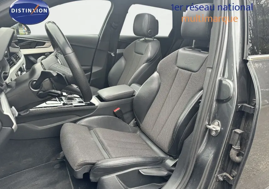 Vue intérieure côté conducteur de l'Audi A4 Avant gris Daytona, sièges sport S-Line en cuir et tissu noir.