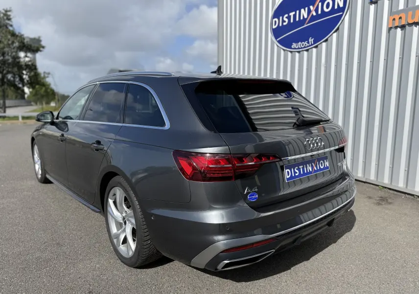 Audi A4 Avant 35 TDI gris Daytona métal vue 3/4 arrière droit, avec jantes alliage et feux LED distinctifs.
