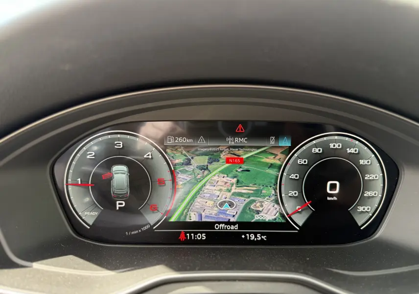 Tableau de bord numérique de l'Audi A4 Avant 35 TDI gris Daytona, affichant la navigation et compteurs à l'arrêt.