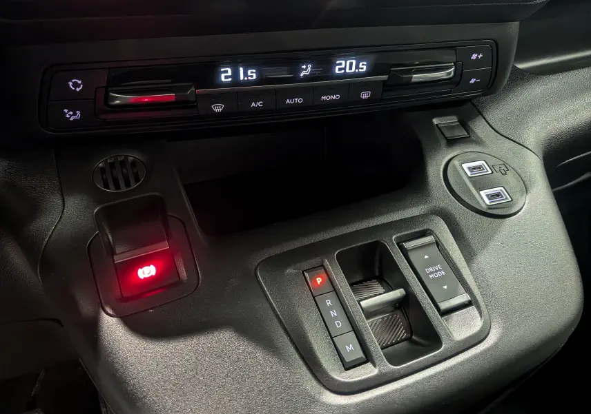 Vue rapprochée de la console centrale du Citroën Berlingo blanc glacier 2025, avec commandes climatisation et boîte auto.