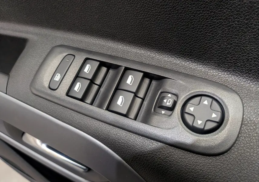 Panneau de commandes des vitres et rétroviseurs côté gauche intérieur du Citroën Berlingo Blanc Glacier 2025.