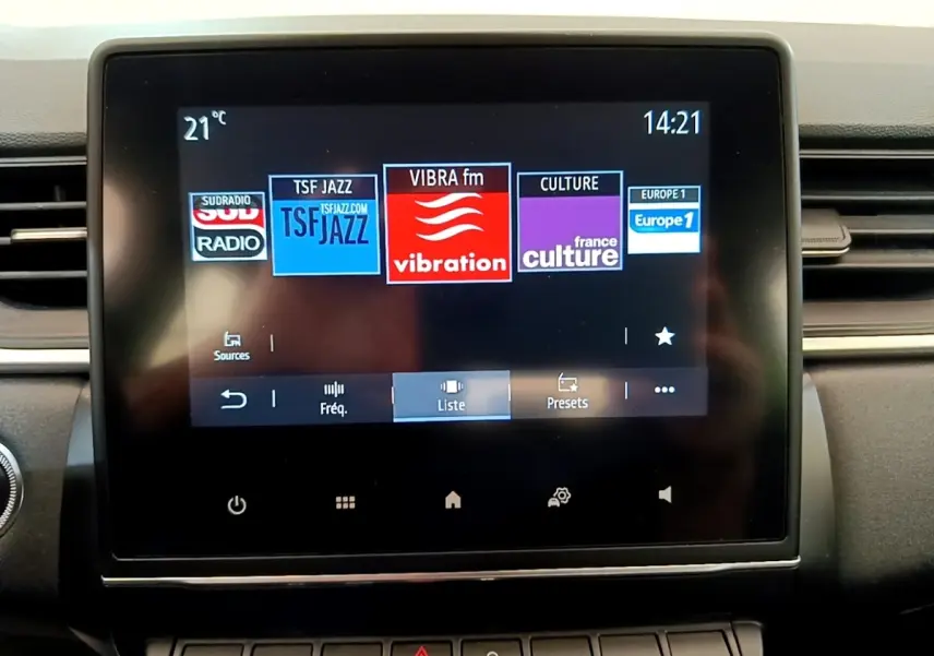 Écran tactile central du tableau de bord du Renault Captur Zen E-Tech hybride 2022 affichant plusieurs stations radio.