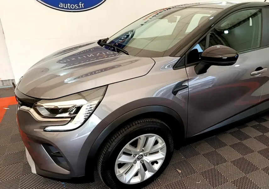Renault Captur Zen E-Tech hybride gris foncé vu de 3/4 avant droit, avec phares LED et jantes alliage visibles.