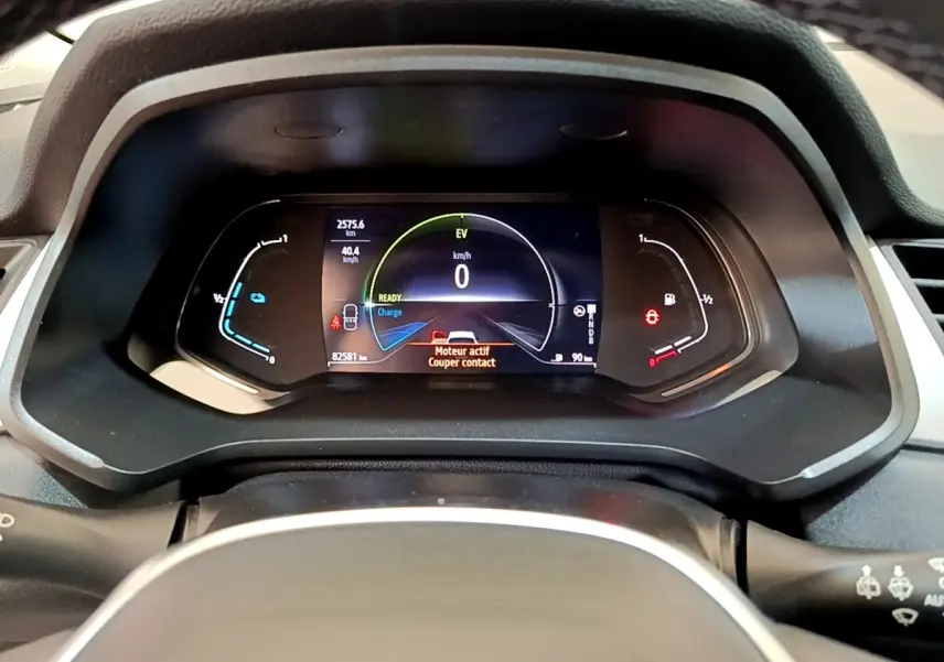 Vue rapprochée du combiné d'instruments numérique du Renault Captur Zen E-Tech hybride 2022, affichage multifonctions allumé.