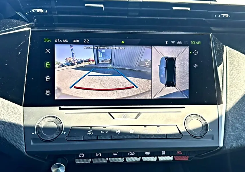 Écran tactile central affichant la caméra de recul et vue 360° dans un Peugeot 408 Hybrid 145 allure noir.