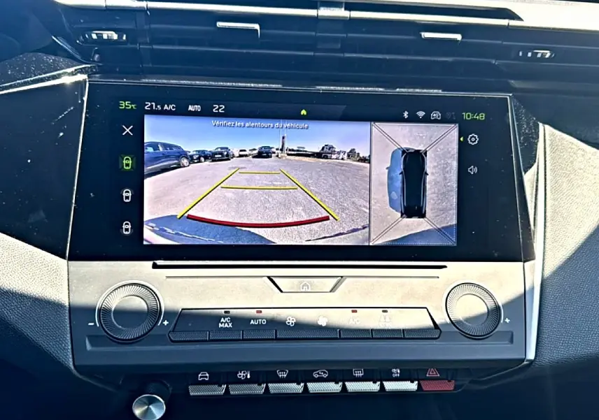 Écran tactile central du tableau de bord du Peugeot 408 Hybrid noir montrant la caméra de recul et vue 360° du véhicule.