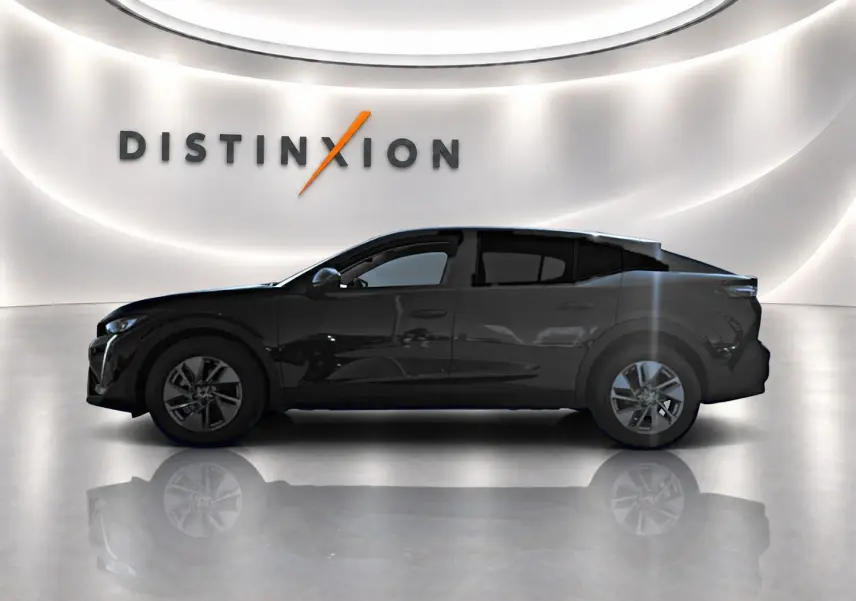 Profil côté gauche de la Peugeot 408 Hybrid 145 allure e-dcs6 noire, avec jantes alu, dans un showroom lumineux.