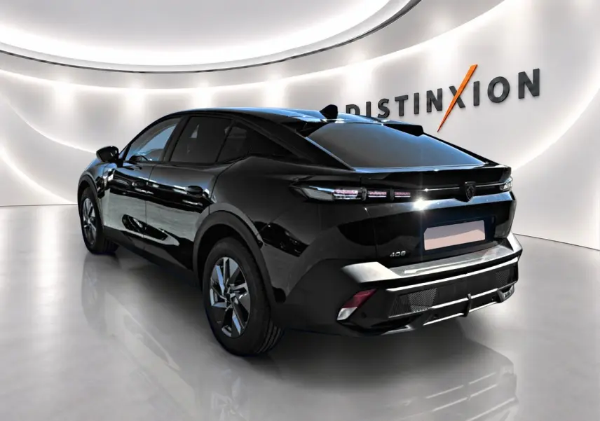 Vue 3/4 arrière droite d'une Peugeot 408 Hybrid noire avec feux LED et jantes alu dans un showroom lumineux.