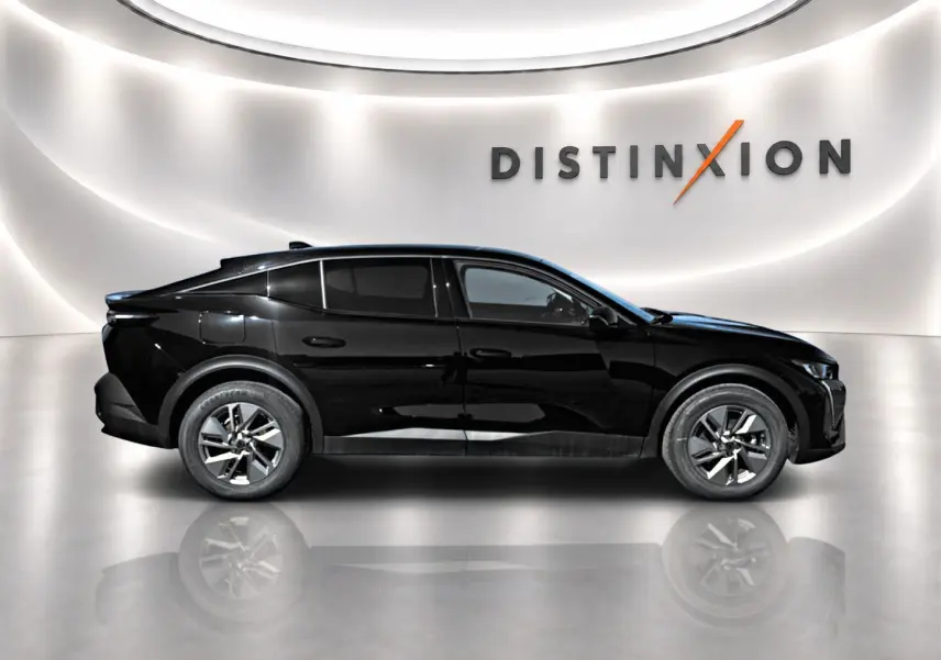 Profil droit de la Peugeot 408 Hybrid 145 allure e-dcs6 noire, jantes alu, sur fond blanc avec logo Distinxion.