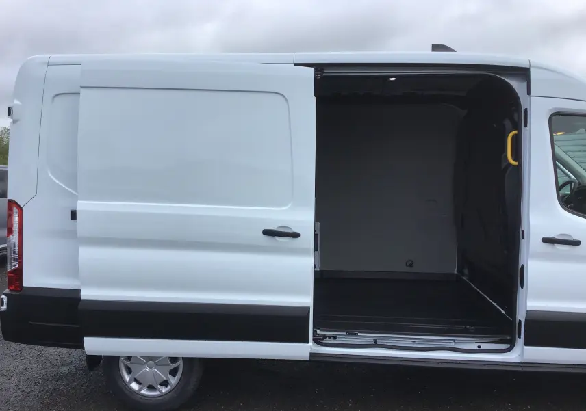 Vue latérale droite d'un Ford Transit Fourgon blanc 2023 avec porte coulissante ouverte montrant l'espace de chargement vide.