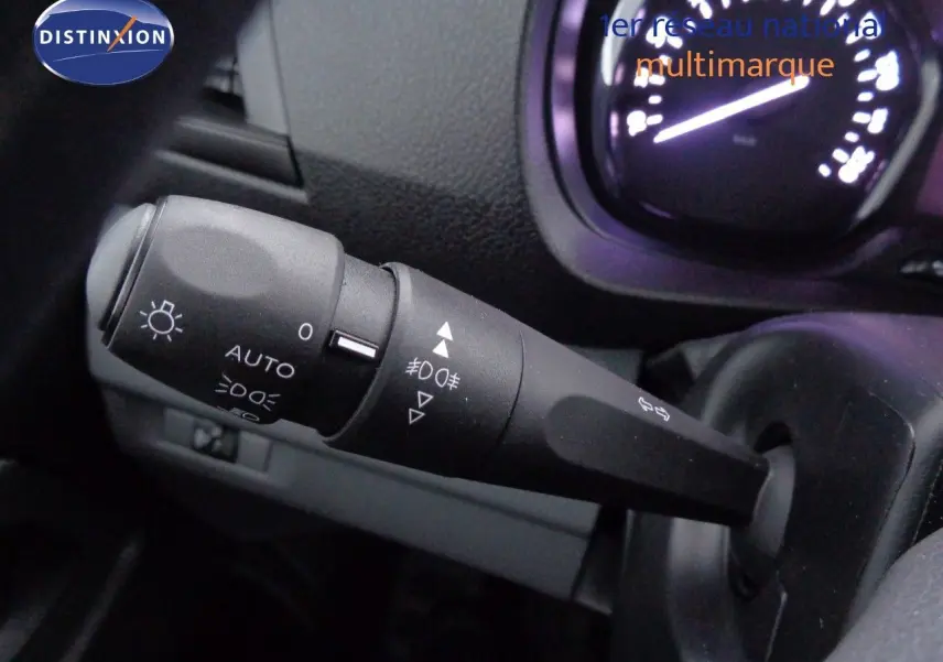 Gros plan sur la commande des phares et clignotants du Peugeot Expert cabine approfondie gris Artense métal 2023.