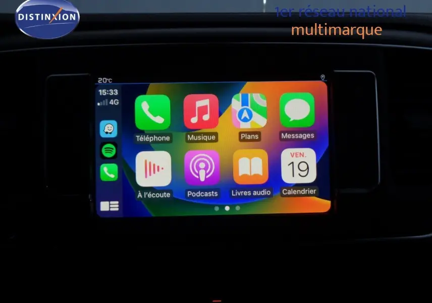 Écran tactile multimédia allumé dans l'habitacle du Peugeot Expert gris Artense, vue centrée sur la console.