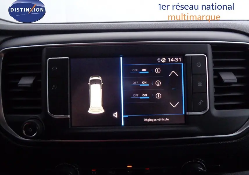 Écran tactile central du Peugeot Expert gris Artense 2023 montrant les réglages du véhicule en intérieur