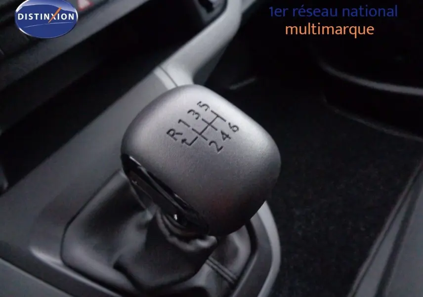 Le levier de vitesses manuel du Peugeot Expert Cabine Approfondie gris Artense, vue rapprochée de la console centrale.