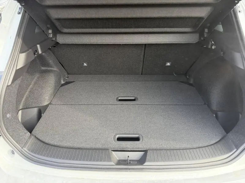Coffre ouvert vu de l'arrière d'un Nissan Qashqai Hybrid e-POWER blanc 2025, espace de chargement avec plancher plat.