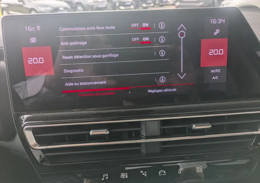 Écran tactile central du Citroën C5 Aircross hybride 2025 affichant les réglages d’aide à la conduite et la climatisation.