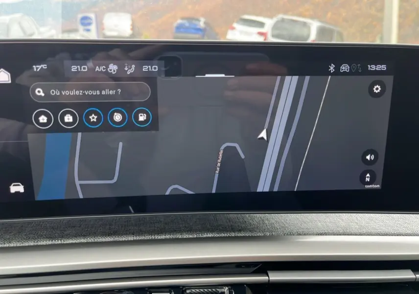 Écran tactile central du tableau de bord du Peugeot 3008 Hybrid 145 GT Alcantara affichant la navigation GPS.