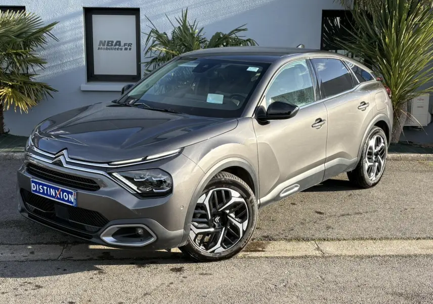 Citroën C4 Gris Platinium vue 3/4 avant droit, jantes alliage 18'' et signature lumineuse en V LED.