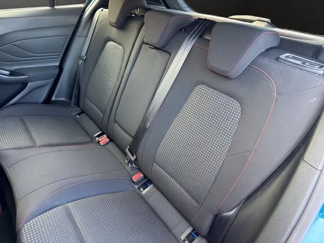 Vue intérieure de la banquette arrière en tissu noir avec surpiqûres rouges de la Ford Focus 1.5 EcoBoost 2022, côté droit.