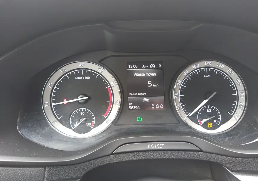 Tableau de bord de Skoda Karoq gris, affichage numérique central avec vitesse moyenne à 5 km/h et compteurs analogiques.