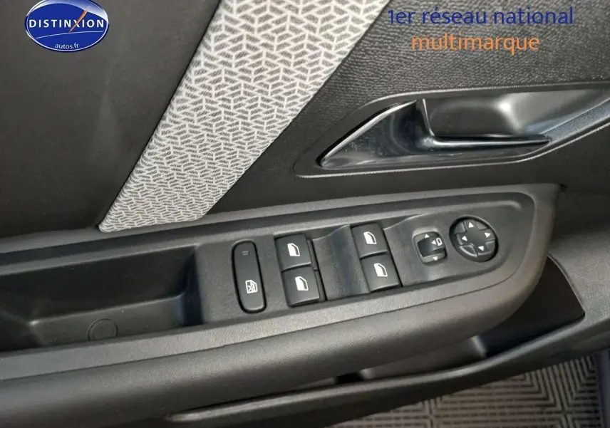 Gros plan sur la commande des vitres et rétroviseurs côté conducteur d'une Citroën C4 X gris platinium 2023.