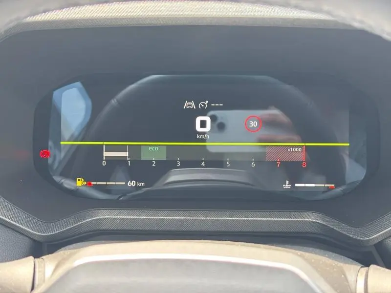 Affichage numérique du tableau de bord du Dacia Bigster 2025, montrant vitesse à 0 km/h et indicateurs d'économie d'énergie.
