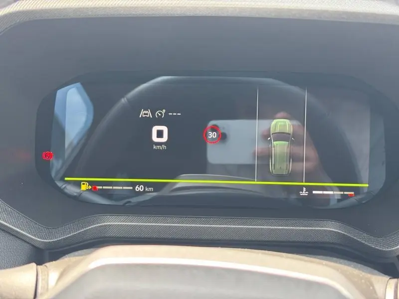 Tableau de bord numérique du Dacia Bigster 2025 montrant la vitesse à 0 km/h et l'alerte limitation à 30 km/h.