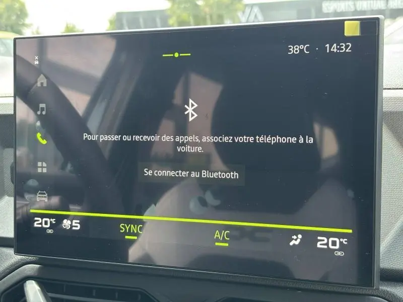 Écran tactile central du tableau de bord du Dacia Bigster blanc, affichant la connexion Bluetooth et la climatisation à 20°C.