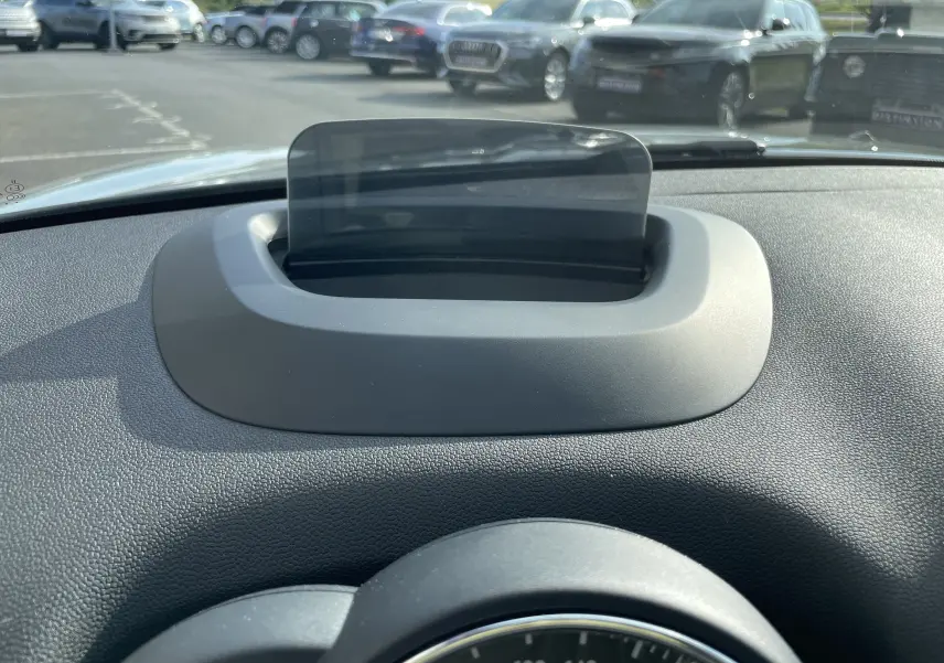 Affichage tête haute rétractable sur le tableau de bord du MINI COUNTRYMAN F60 Moonwalk Grey, vue intérieure avant.