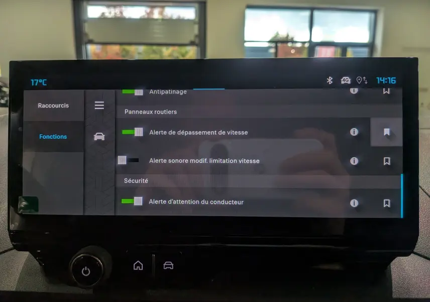 Écran tactile intérieur du Citroën Berlingo blanc glacier 2025 affichant les réglages d'alertes de sécurité conducteur.