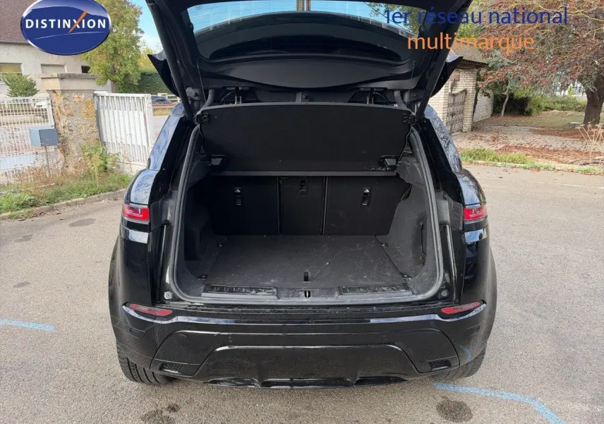 Vue arrière d'un Range Rover Evoque Santorini Black 2023 avec coffre ouvert, montrant l'espace de chargement vide.