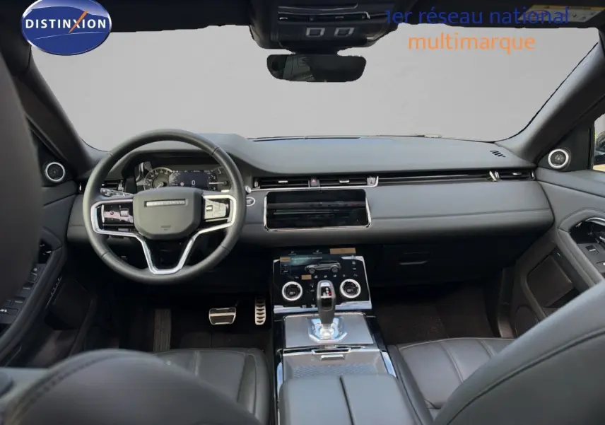 Intérieur du Range Rover Evoque 2023 en Santorini Black, vue frontale du tableau de bord et console centrale moderne.