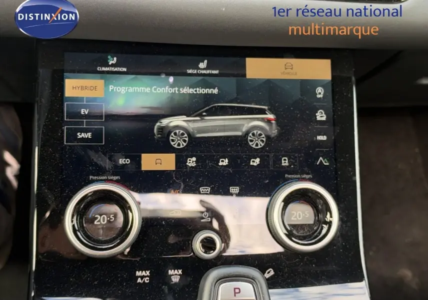 Écran tactile intérieur du Range Rover Evoque 2023 affichant le mode confort, avec commandes de climatisation et sièges chauffants.