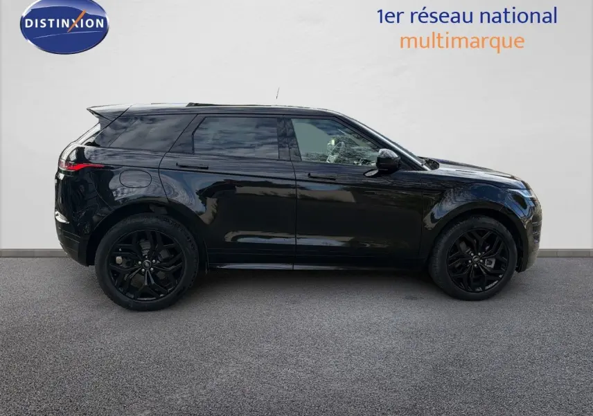 Vue de profil côté droit du Range Rover Evoque P300e hybride en Santorini Black avec jantes noires et toit noir.