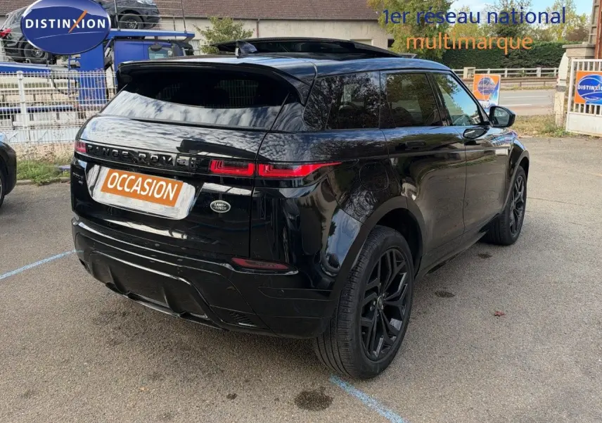 Vue 3/4 arrière droite d'un Range Rover Evoque 2023 Santorini Black avec vitres teintées et jantes noires.