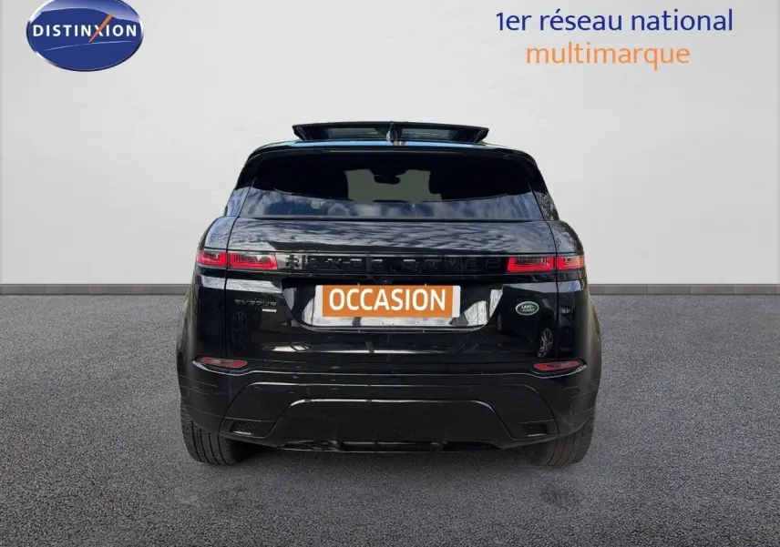 Vue arrière d'un Range Rover Evoque 2023 Santorini Black avec feux LED et logo Land Rover visible.