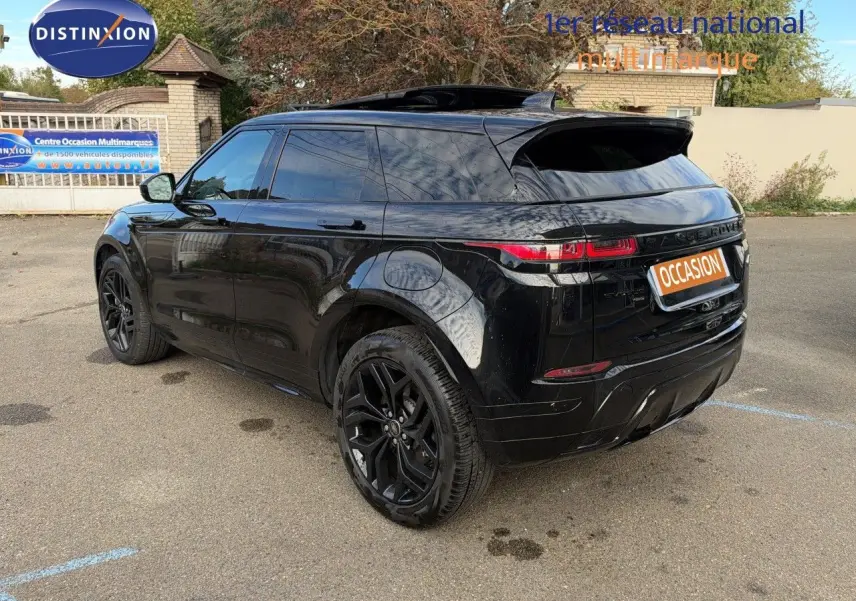 Vue 3/4 arrière droite du Range Rover Evoque P300e Santorini Black avec jantes noires et vitres teintées.
