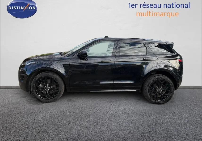 Vue de profil côté gauche d'un Range Rover Evoque 2023 Santorini Black avec jantes noires et vitres teintées.