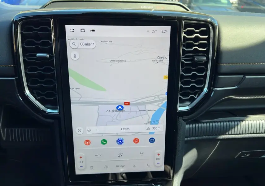 Vue rapprochée de l'écran tactile central du Ford Ranger 2025 gris carbone avec navigation et commandes climatisation intégrées.