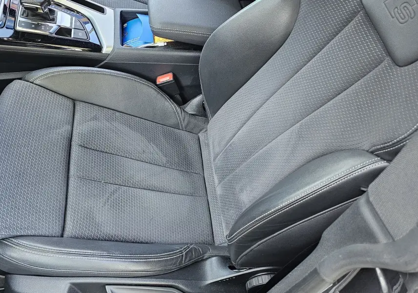 Siège avant droit en cuir noir et tissu avec surpiqûres blanches de l'Audi A5 Sportback 2022 finition S line.