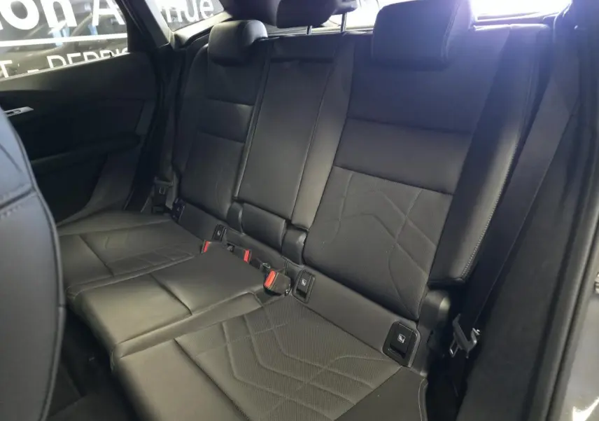 Banquette arrière en similicuir noir perforé de la BMW Série 2 Active Tourer 218i, vue intérieure côté droit.