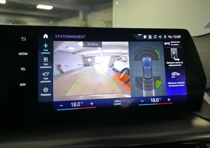 Écran tactile du système de stationnement BMW Série 2 Active Tourer affichant vue arrière et capteurs de proximité.