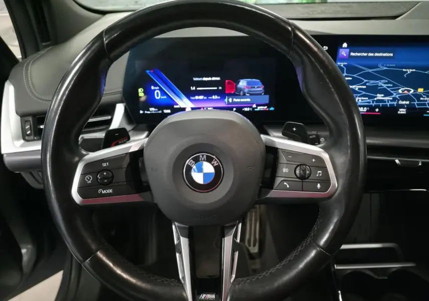 Volant cuir M noir avec commandes intégrées, tableau de bord numérique et écran tactile incurvé de BMW Série 2 Active Tourer 218i.