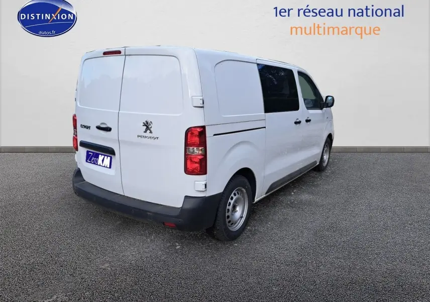 Vue 3/4 arrière droite d’un Peugeot Expert blanc Kaolin, fourgon utilitaire avec vitres teintées sur les portes avant.